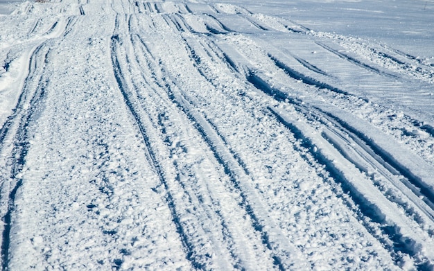 Foto atv y pistas de esquí en la nieve en un día helado de invierno