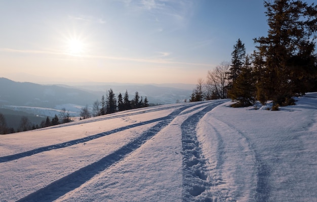 ATV y pistas de esquí en la nieve en un día helado de invierno