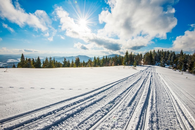 ATV y pistas de esquí en la nieve en un soleado día de invierno helado