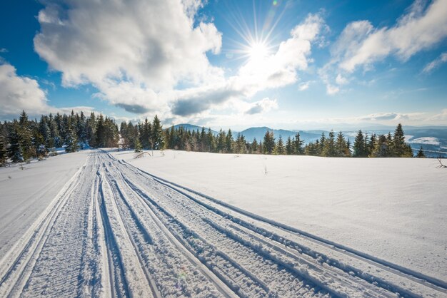 ATV y pistas de esquí en la nieve en un soleado día de invierno helado