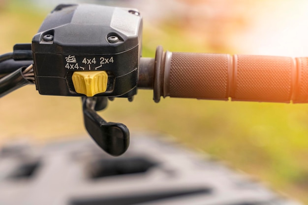 ATV steuert Nahschalter am Lenker des ATV