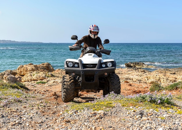 ATV todoterreno en el fondo de la montaña y el cielo