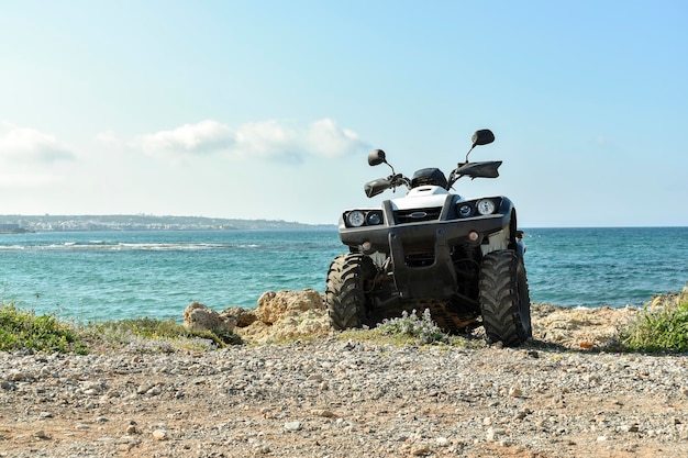 ATV todoterreno en el fondo de la montaña y el cielo