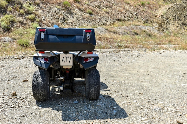 ATV todoterreno en el fondo de la montaña y el cielo