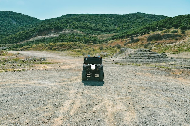 ATV todoterreno en la montaña y el cielo de fondo Grecia