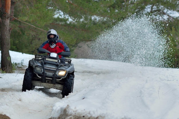 ATV und UTV fahren im Winter in Schlamm und Schnee