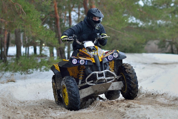 ATV und UTV fahren im Winter in Schlamm und Schnee