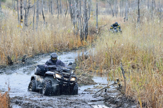 ATV- und UTV-Fahrer fahren auf wasserharter Straße. Extreme Offroad-Fahrt. 4x4.