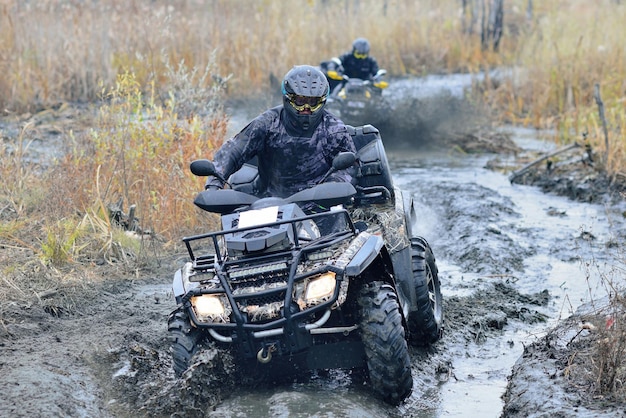 ATV- und UTV-Fahrer fahren auf wasserharter Straße. Extreme Offroad-Fahrt. 4x4.