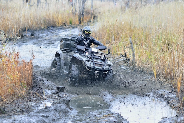 ATV und UTV in Aktion in Wasserspur mit Wasserschlammspritzern. Extreme Konkurrenz. 4x4.