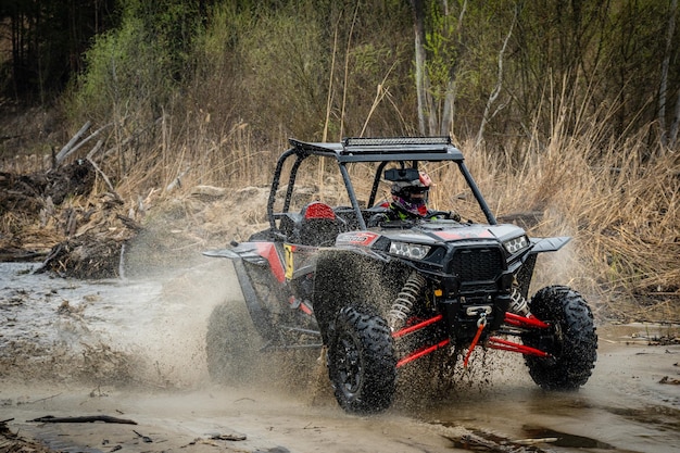 ATVUTV4x4 fährt in schlammigem Wasser