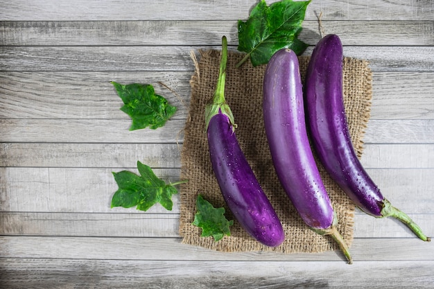 Aubergine auf einem hölzernen Hintergrund