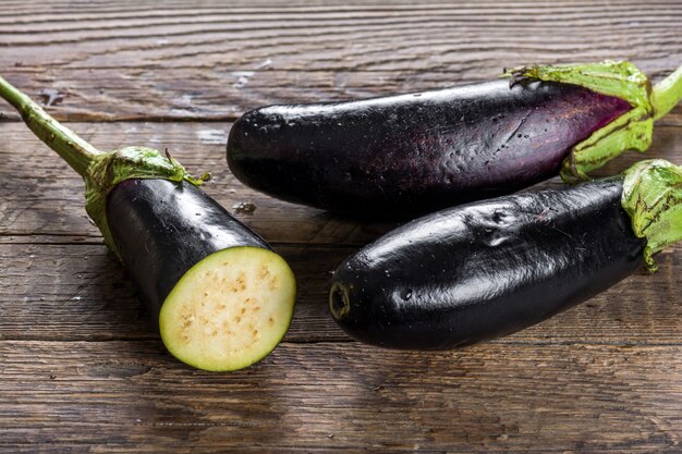 Aubergine auf einem Holztisch