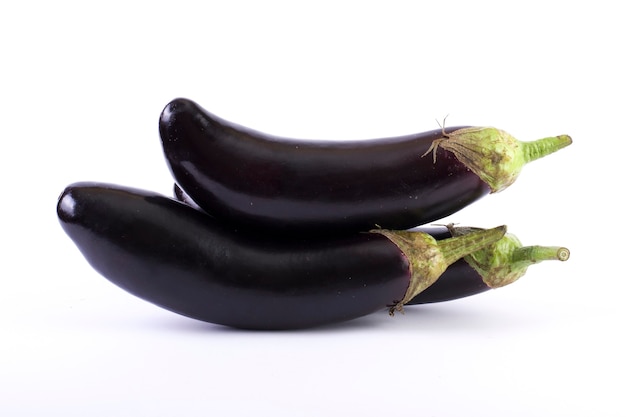 Aubergine auf weißem Grund. Auberginen sind frisch und lecker. Frisches Gemüse auf weißem Hintergrund.