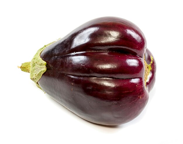 Aubergine auf weißem Hintergrund