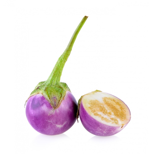 Aubergine auf weißem Hintergrund