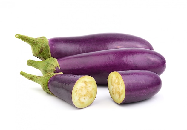 Aubergine auf weißem Raum