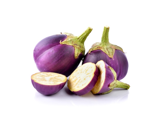 Aubergine auf weißer Wand