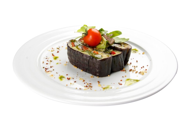 Aubergine gegrillt mit Gemüse auf weißem Hintergrund Vegetarisches Gericht