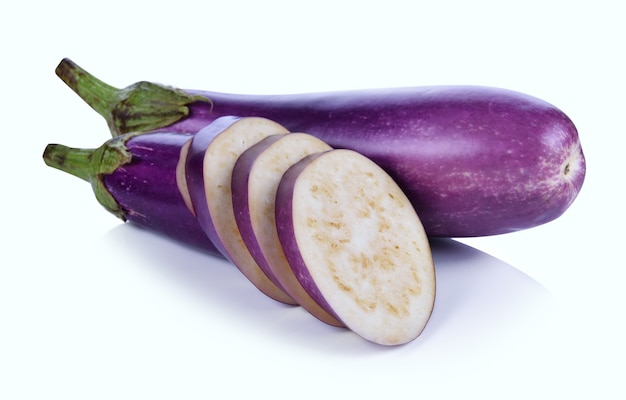 Aubergine isoliert auf weiß