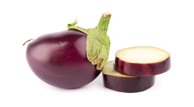 Aubergine lokalisiert auf weißem Hintergrund. Frisch geschnittene Auberginen oder Auberginengemüse.