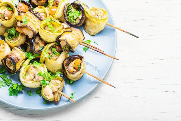 Aubergine mit Fleisch am Spieß