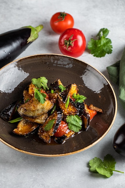 Aubergine Obstsalat und Tomate Nudeln nach Singapur-Art Gericht Obst und Gemüse