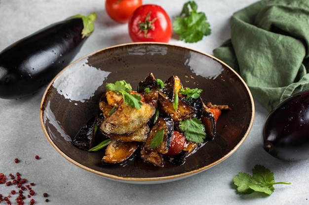 Aubergine Obstsalat und Tomate Nudeln nach Singapur-Art Gericht Obst und Gemüse