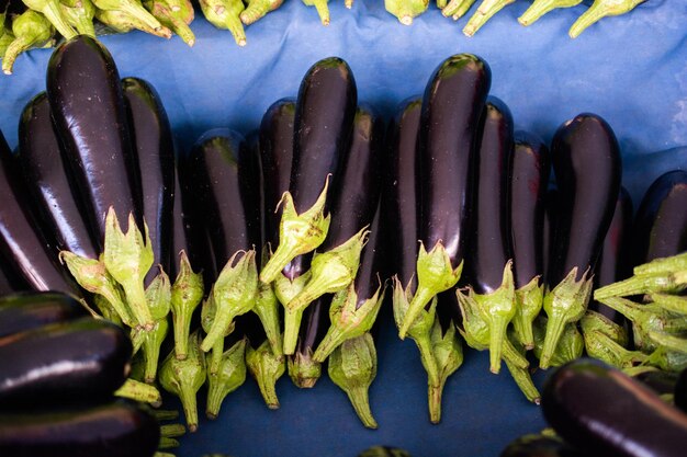 Foto auberginen-auberginen-gemüse der saison auf dem markt für lokale produkte