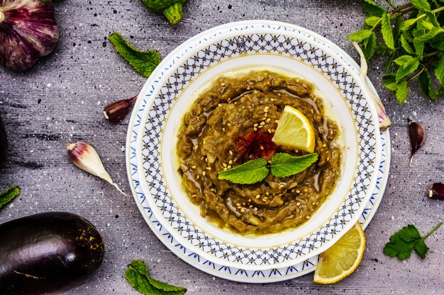 Auberginen Dip Baba Ganoush in eine Schüssel geben