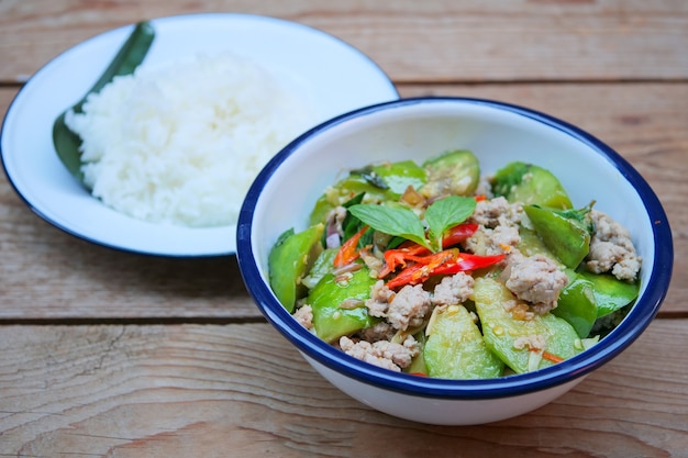 Foto auberginen mit gehacktem schweinefleisch gebraten