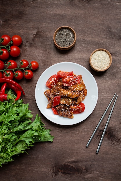 Auberginen-, Pfeffer- und Karottensalat. Koreanischer Auberginensalat. Kopieren Sie Platz. Flach liegen.