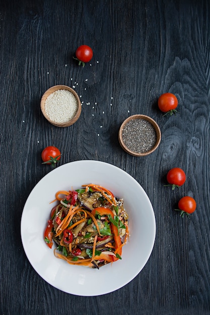 Auberginen-, Pfeffer- und Karottensalat. Koreanischer Auberginensalat. Weiß . Vegetarismus. Sicht von oben. . Flach liegen.