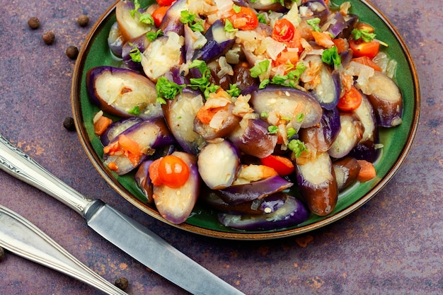 Auberginen-Tomaten-Salat dünsten