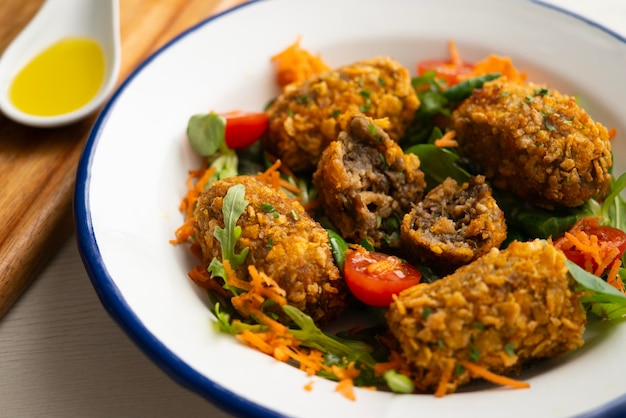 Foto auberginen- und apfelkroketten traditionelles tapa-rezept aus der spanischen gastronomie