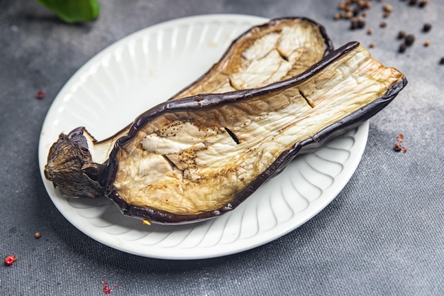 Auberginengemüse gebackenes frisches Gericht gesunde Mahlzeit Lebensmittelsnack auf dem Tisch kopieren Raum Lebensmittelhintergrund