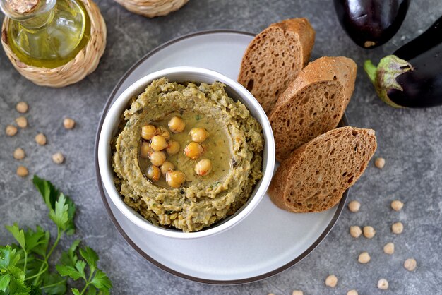 Auberginenhummus mit Olivenöl und Brot