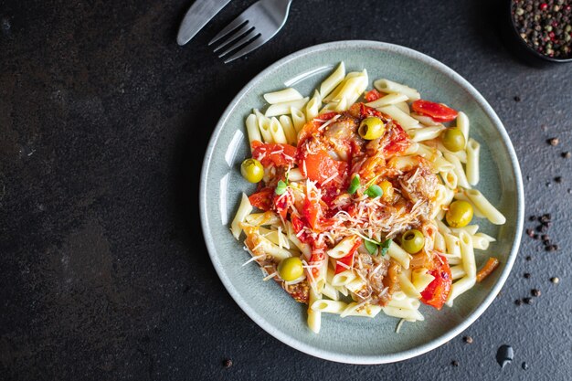 Auberginennudeln mit Käse bestreuen Tomatensauce Pasta alla Norma Gemüse