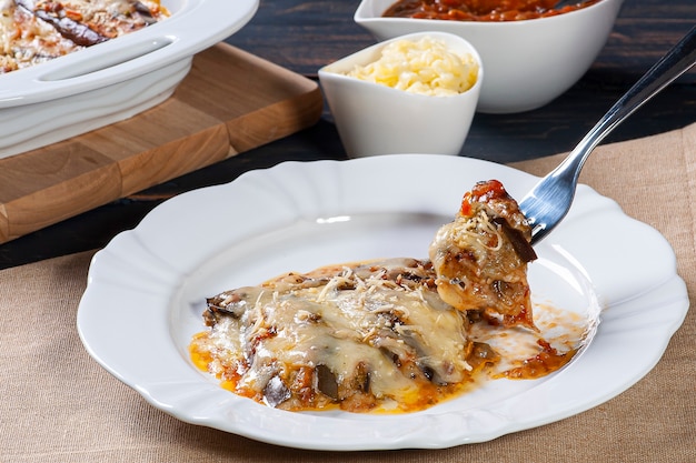 Auberginenparmigiana mit Käse und Tomatensauce