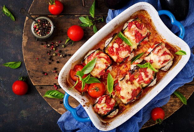 Auberginenröllchen mit Fleisch in Tomatensauce. Flach liegen. Ansicht von oben