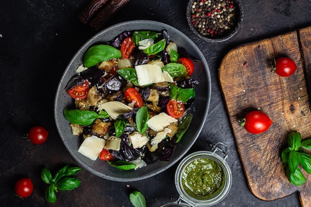 Foto auberginensalat, basilikum-cheddar-käse mit tomaten