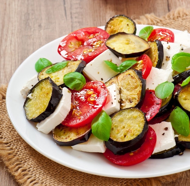 Auberginensalat mit Tomaten-Feta-Käse