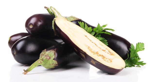 Aubergines frescas isoladas em branco