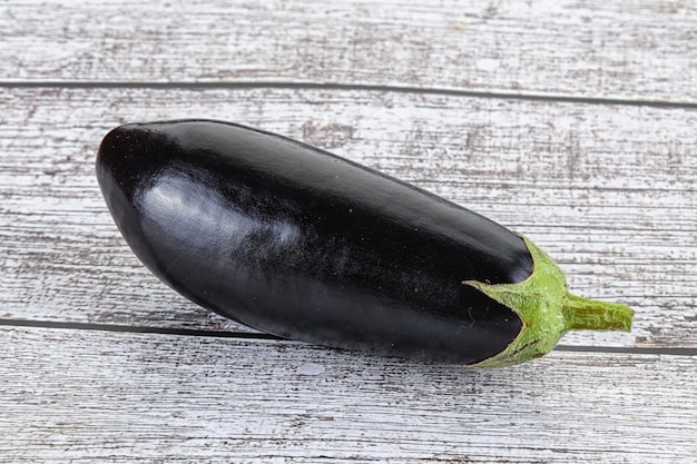 Aubergines naturais cruas e maduras para cozinha