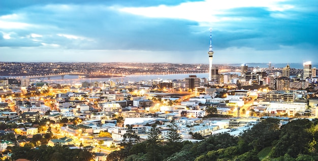 Auckland Skyline von Mount Eden nach Sonnenuntergang während der blauen Stunde