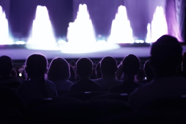 Audiencia en el auditorio iluminado