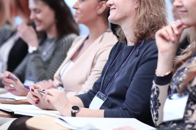 Audiência de conferência e apresentação de educação na sala de conferências