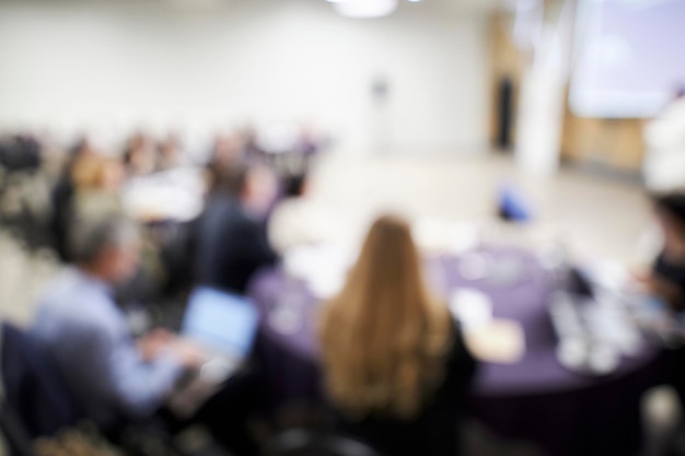 Audiência desfocada turva. Borrão de conferência de negócios e apresentação na sala de conferências.