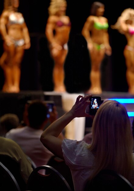 Foto audiencia mujer y aptitud del culturista o concurso de belleza para el juez o concurso de fotografía persona femenina para la fotografía o la captura de modelos profesionales en bikini o lencería