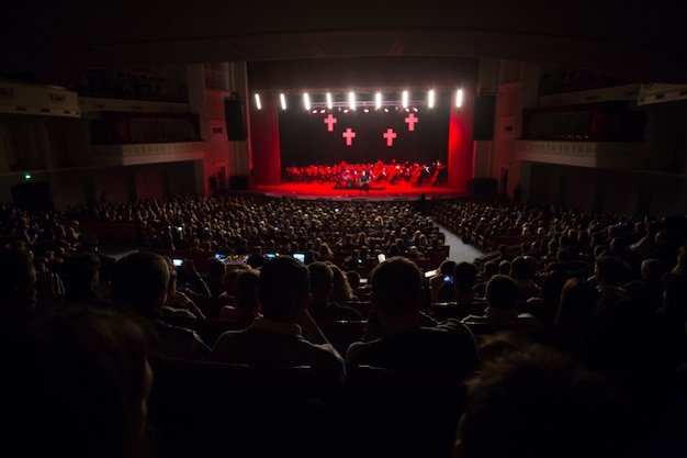 La audiencia viendo el concierto en el escenario.